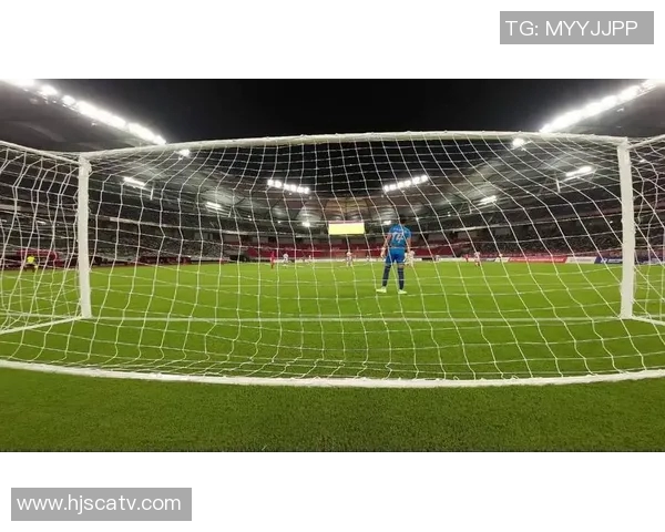 中国小学生足球赛决赛激烈上演 场面堪比职业联赛球迷热情高涨